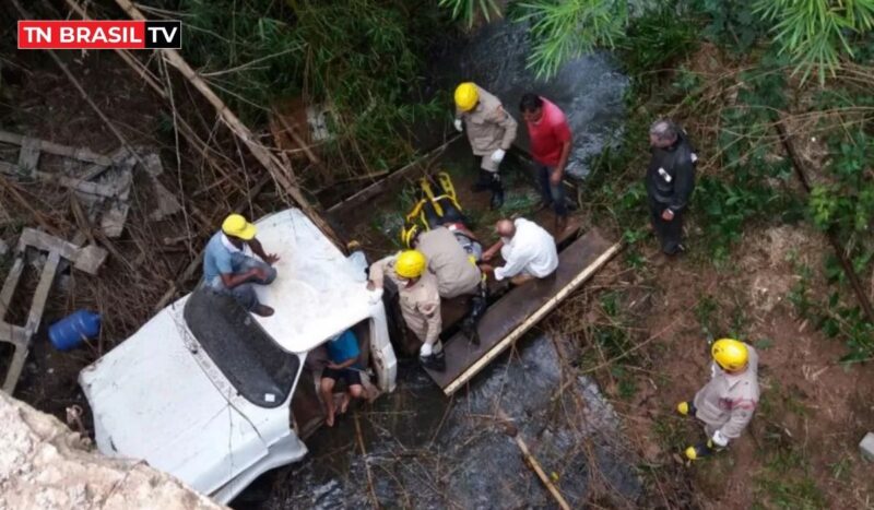 Criança salva avô após caminhonete cair em rio na BR-364, em Mineiros