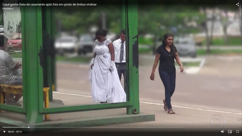 Casal ganha festa de casamento após foto em ponto de ônibus viralizar