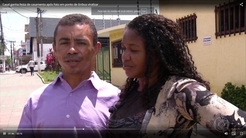 Casal no ponto de ônibus em Parauapebas