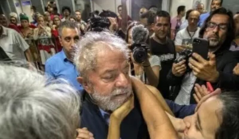 Moro decreta prisão de Lula e determina que ele se apresente até amanhã...