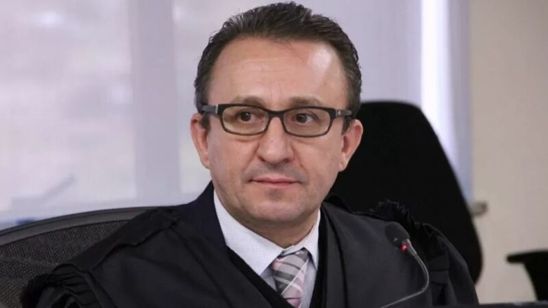 Desembargador Rogério Favreto manda soltar Lula, mas relator do caso cancela decisão