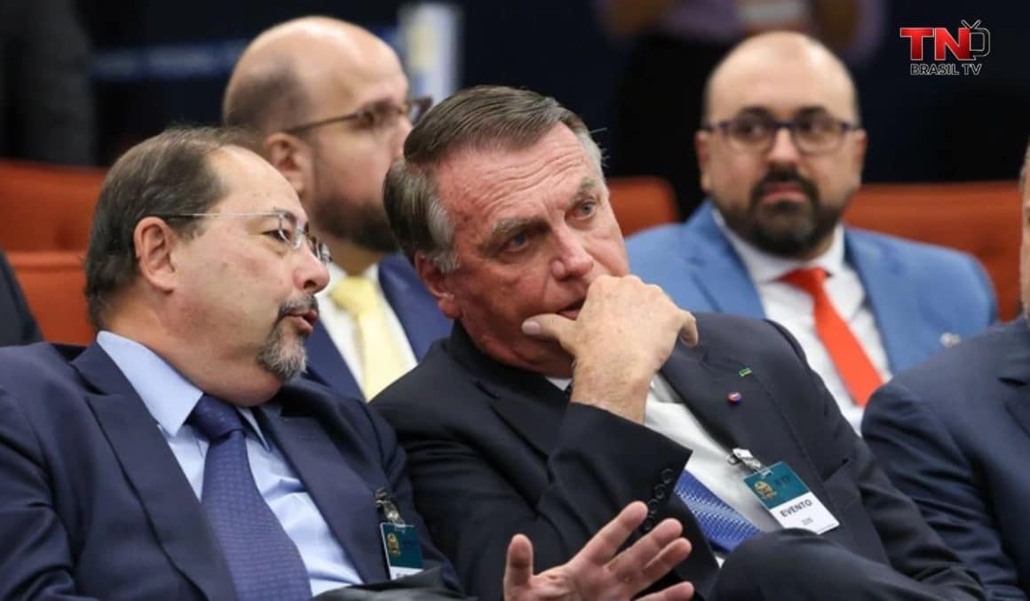 Em dia de julgamento sobre racismo, Bolsonaro faz duras críticas ao STF Em dia de julgamento sobre racismo, Bolsonaro faz duras críticas ao STF