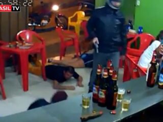 Cliente distraído no celular não percebe assalto em bar; veja vídeo