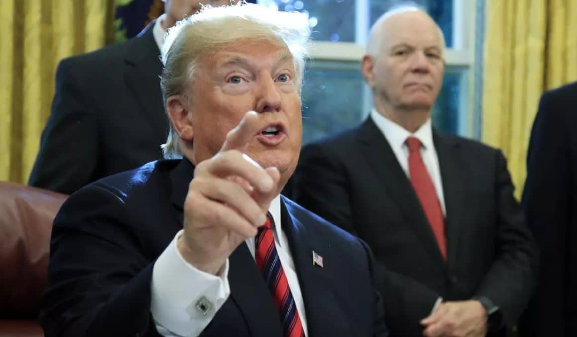 Trump diz que vai trabalhar com Bolsonaro nas áreas do comércio e das Forças Armadas Trump diz que vai trabalhar com Bolsonaro nas áreas do comércio e das Forças Armadas