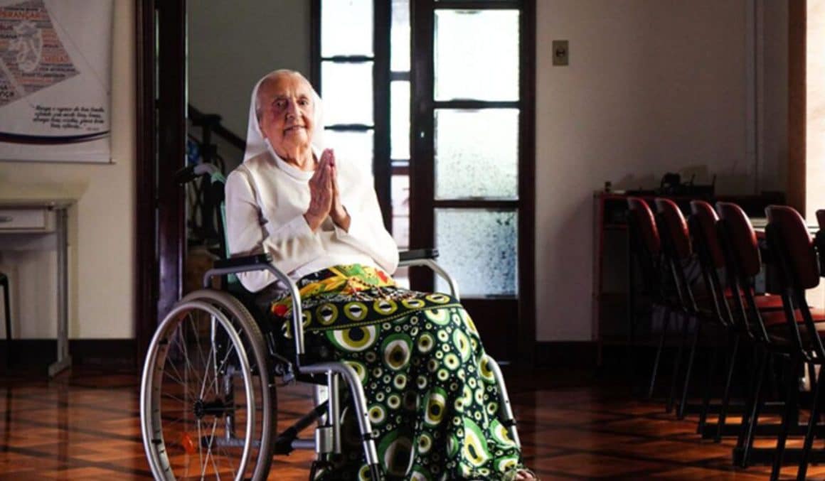 ‘Venho na esperança de um Brasil melhor’, diz freira de 98 anos após votar em Uberaba ‘Venho na esperança de um Brasil melhor’, diz freira de 98 anos após votar em Uberaba