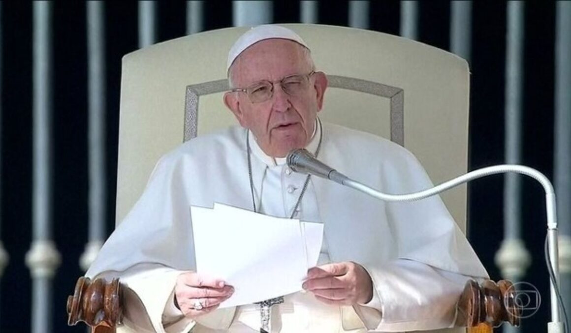 Papa Francisco compara o aborto ao uso de um 'matador de aluguel'