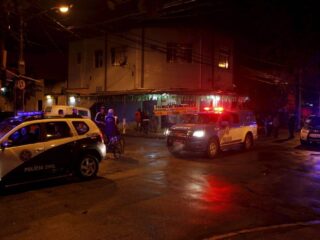 Policial troca tiros com bandidos e é morto em bar