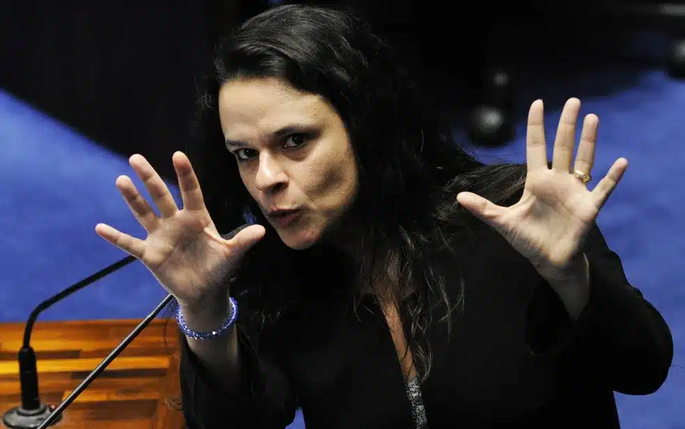 Janaína Paschoal é a deputada mais votada na história do país Janaína Paschoal é a deputada mais votada na história do país