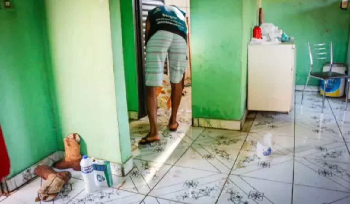 Morador é encontrado seminu e esfaqueado dentro de quitinete