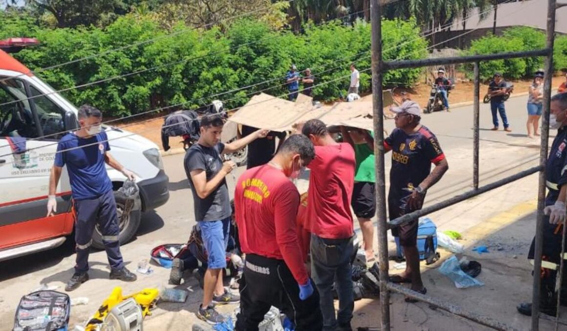 Homem morre e fica pendurado em andaime após levar descarga elétrica