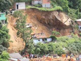 Deslizamento de morro deixa mortos e feridos no Rio