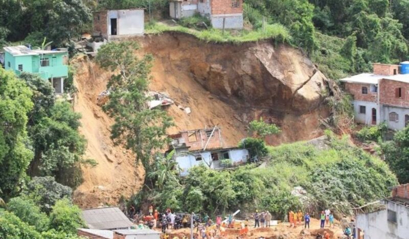 Deslizamento de morro deixa mortos e feridos no Rio