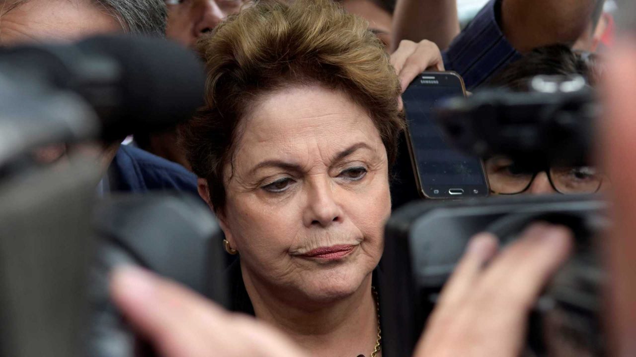Ironizada por voar de 1ª classe, Dilma responde que é 'presidente do banco'; Assista