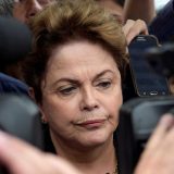 Ironizada por voar de 1ª classe, Dilma responde que é 'presidente do banco'; Assista