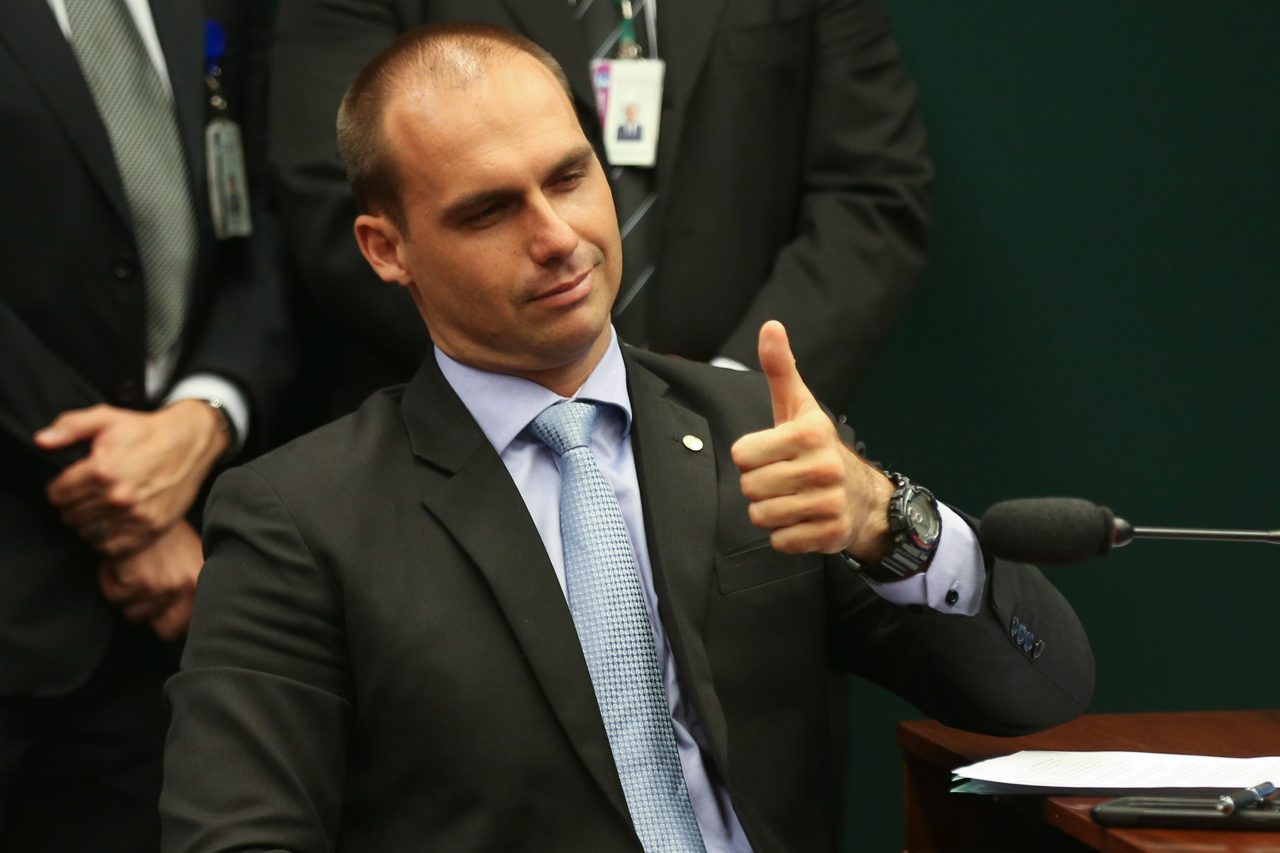 'Enfia no rabo', diz Eduardo Bolsonaro sobre uso de máscara contra Covid