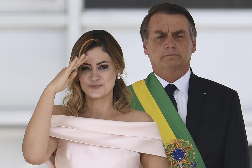 Michelle Bolsonaro recebeu de Fabrício Queiroz 21 cheques que somam R$ 72 mi