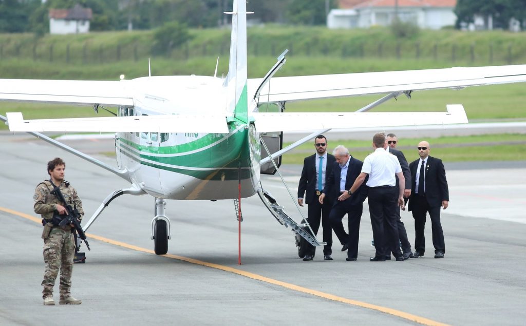 Lula deixa carceragem da Polícia Federal para ir a velório de neto