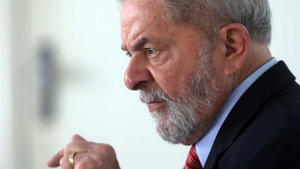 Lula diz que vazamento põe em dúvida facada em Bolsonaro