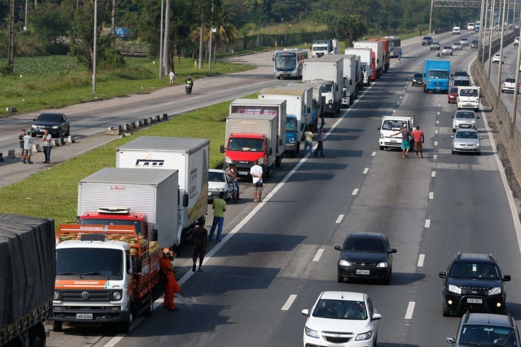 Ministro vai conversar com caminhoneiros para evitar paralisação