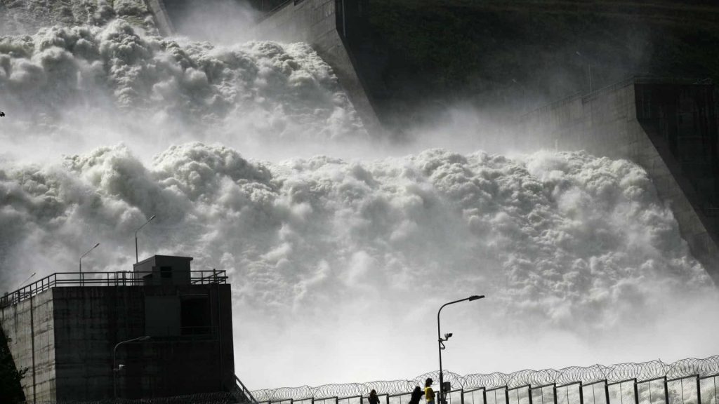 Barragem se rompe e atinge duas cidades na Bahia