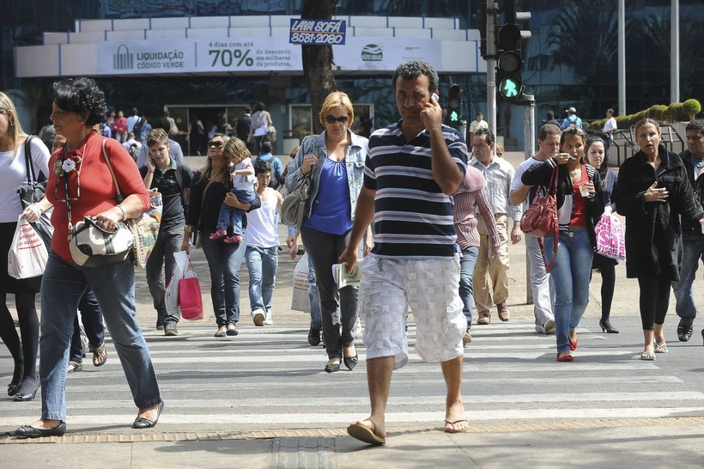 Taxa de desemprego no Brasil cai para 11,8% em julho, diz IBGE