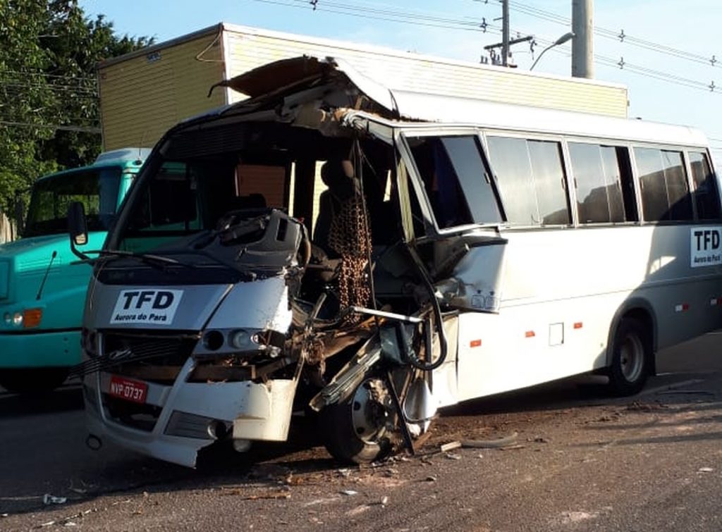 Acidente entre micro-ônibus com pacientes e caminhão de lixo deixa feridos na BR-316