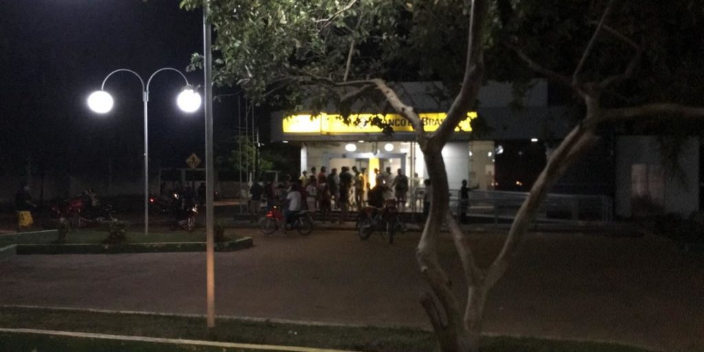 Assaltantes atacam agência bancária e fazem policiais reféns em Jacundá, no Pará