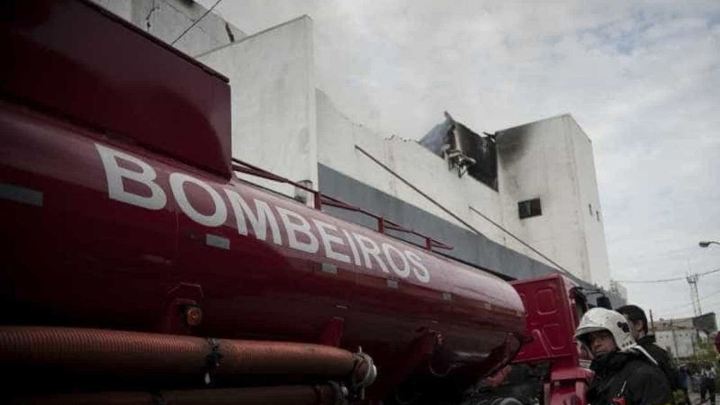 Morre 4º bombeiro que combateu incêndio em boate no Rio