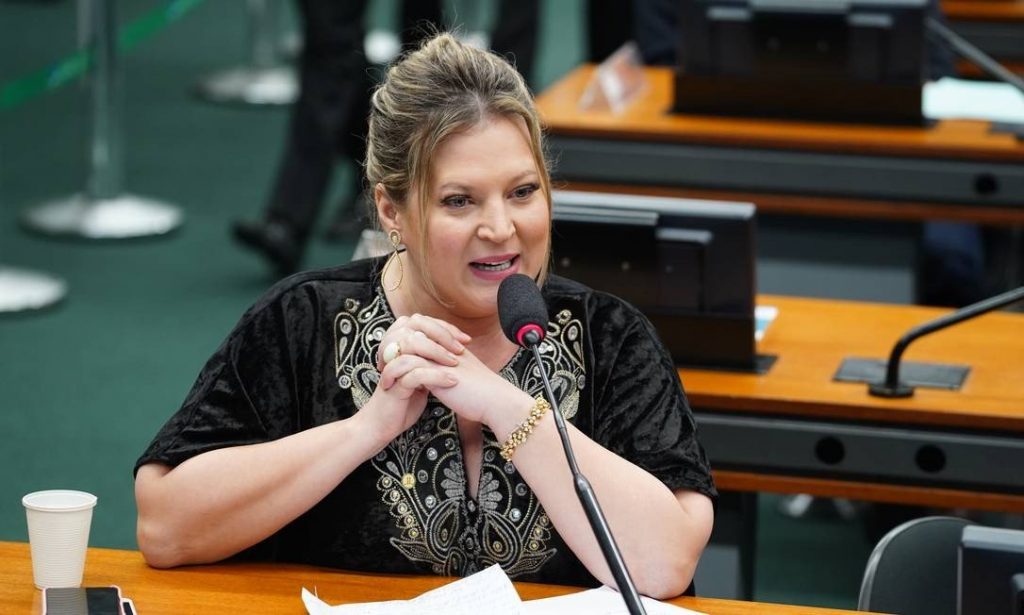 Joice Hasselmann manda recado ao clã Bolsonaro: ‘Sei o que fizeram no verão passado’