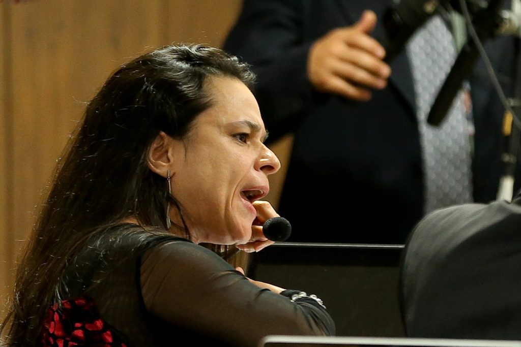 Janaina Paschoal pede que Damares convença Sara Winter a ir para casa