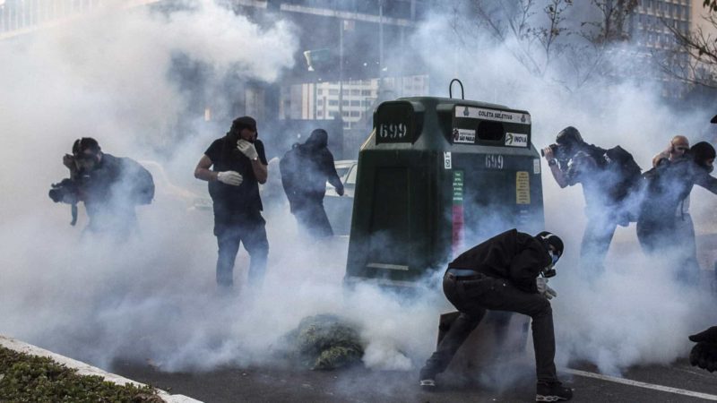 PM do DF usa spray de pimenta para conter bolsonaristas em Brasília