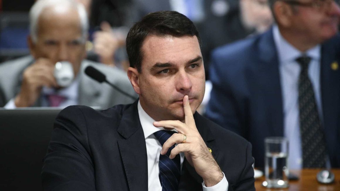 Flávio Bolsonaro pede que compartilhem foto de seu pai com mensagem 'nossa arma é a vacina