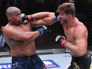 Miocic vence trilogia e mantém cinturão na despedida definitiva de Cormier do UFC