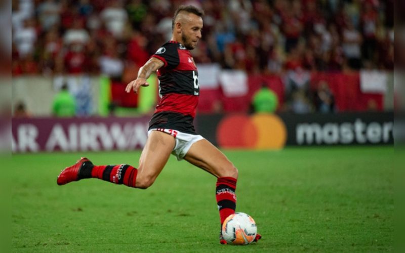 Com saída de Rafinha, Flamengo volta a ter problemas com a lateral direita