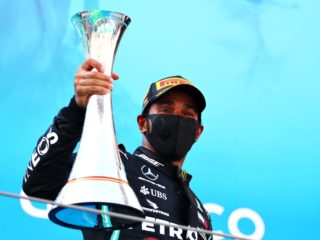 GP da Espanha: Hamilton controla Verstappen, vence e fica a três vitórias de igualar Schumacher