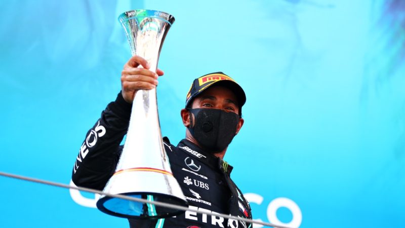 GP da Espanha: Hamilton controla Verstappen, vence e fica a três vitórias de igualar Schumacher