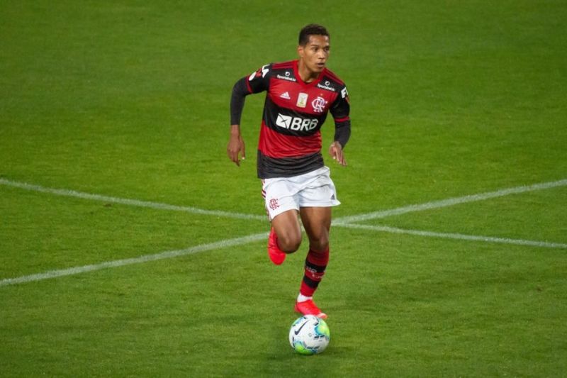 João Lucas começa a usar nesta quarta, contra o Grêmio, a camisa 13 que era de Rafinha