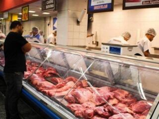 Carne fica mais cara e prévia da inflação tem maior alta para o mês em 25 anos