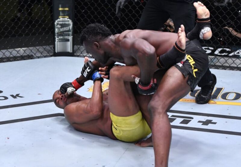 Anderson Silva luta bem, mas não consegue resistir a Uriah Hall e é nocauteado no seu adeus ao UFC