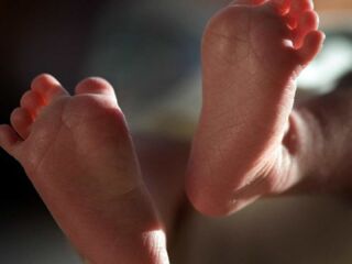 Bebê morre após ser abandonada em casa apenas com mamadeira e bolachas
