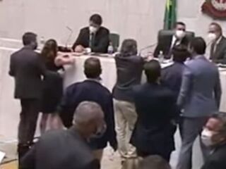 Vídeo flagra deputado apalpando seio de colega durante sessão - Veja o Vídeo