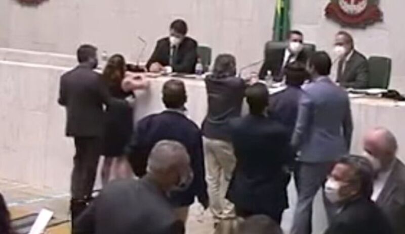 Vídeo flagra deputado apalpando seio de colega durante sessão - Veja o Vídeo