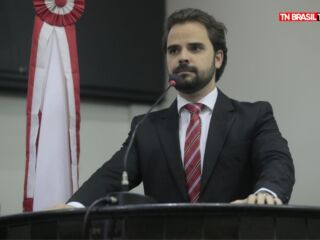 O deputado e delegado federal Toni Cunha afirma “OS MEIOS DE COMUNICAÇÃO ESTÃO DOMESTICADOS”.