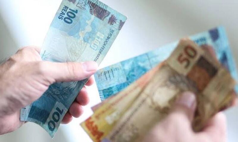 Governo revisa de R$ 1.067 para R$ 1.088 previsão para salário mínimo em 2021