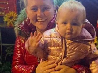 Mãe é acusada de 'abuso infantil' por furar orelhas da filha de 8 semanas