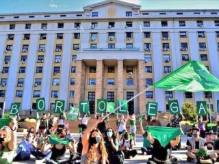 Após 12 horas de debates Argentina legaliza o aborto - Entenda!