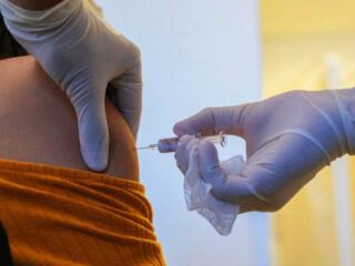 Rússia começa hoje vacinação de grupos de risco contra covid-19