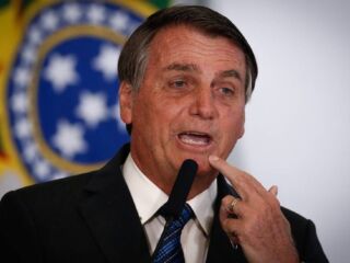Bolsonaro faz apelo: 'apague a luz e tome banho rápido', após aumento da tarifa