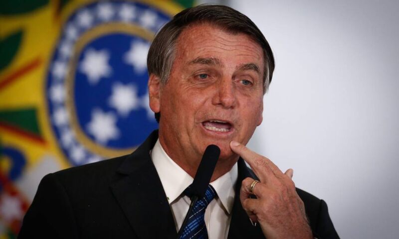 Bolsonaro faz apelo: 'apague a luz e tome banho rápido', após aumento da tarifa