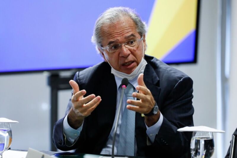 Guedes diz que se pandemia de covid-19 'assolar o Brasil de novo', Governo declara estado de guerra